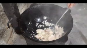 ПРИГОТОВИЛИ СОУС ИЗ КУРИЦЫ С КАРТОФЕЛЕМ  В УЗБЕКСКОМ КАЗАНЕ НА КОСТРЕ