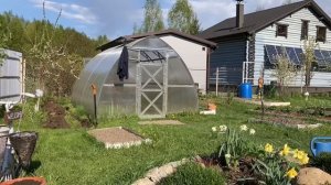 Жизнь на даче: Съездили в питомник. Крот нахулиганил в теплице. Рутинные дела по дому и в огороде.