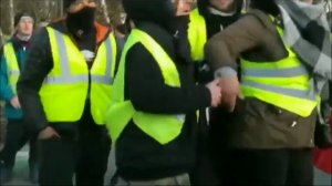 Bavure Policiere - Un gendarme agresse un gilet jaune