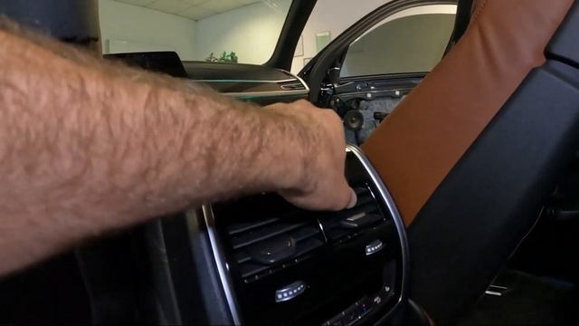 Как снять центральную консоль на BMW X7? Есть нюансы!
