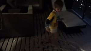 Дети бегают босиком по снегу