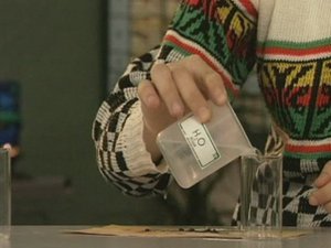 Химия. Опыты. Неорганика. Разделение смеси серы и железа с помощью магнита и воды