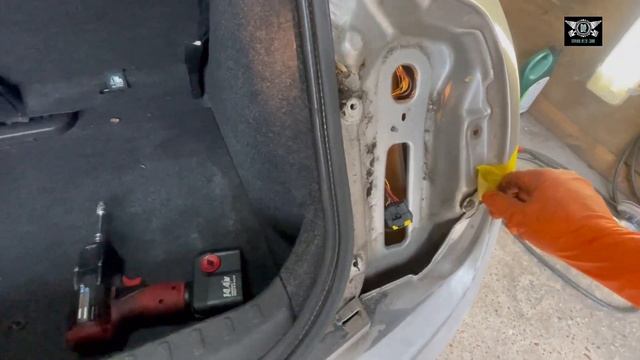 Nissan Micra K12 rear lights cluster removal for changing bulbs, brake, indicator reverse fog, etc смотреть онлайн