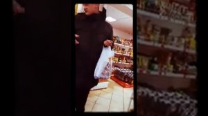 Обдолбанный чувак в магазине