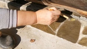 Покрыли цоколь дома специальным лаком с эффектом мокрого камня