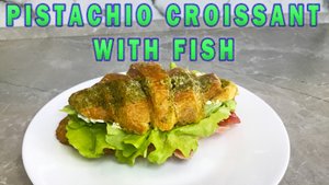 Фисташковый круассан с красной рыбой