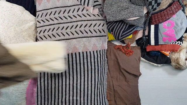 WOOL HATS AND SCARVES (Шерстяные шапки и шарфы) (5 мешков в наличии) 17,5 кг. 9,20€ за кг. смотреть онлайн