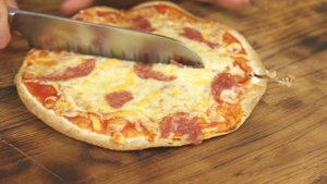 Обалденная пицца на тортилье за 4 минуты