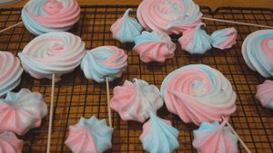 БЕЗЕ РАЗНОЦВЕТНОЕ безе на палочке Как сделать цветное безе для украшения торта