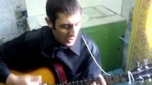 Круто поет под гитару парняга на зоне