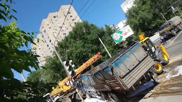 Ростов-на-Дону. Перев'е'рнутый зерновоз создал пробку. смотреть онлайн