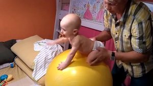Мяч . Упражнения в возрасте 6- 7 месяцев
