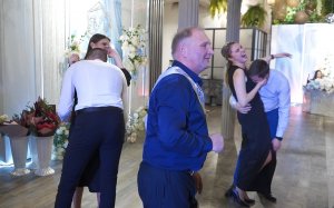 Супер ржачный конкурс на свадьбе. Прикольные танцы гостей