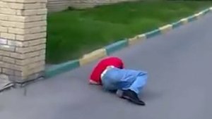 Мужик ломает себе ноги
