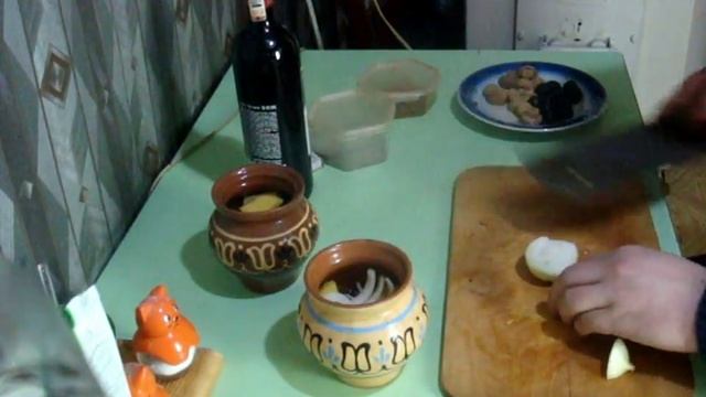 говядина в горшочках с грибами и оливками, в красном вине