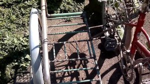 Два велосипеда с самодельными приципными люльками