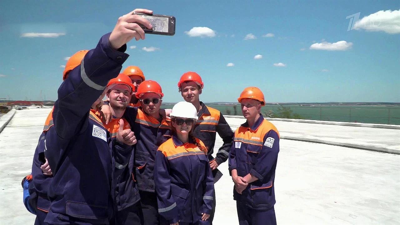 В Крым на строительство Керченского моста прибыли студенческие отряды