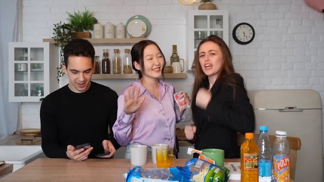 ГАДААД найзууддаа МОНГОЛ амттан амсуулав 🍭 смотреть онлайн