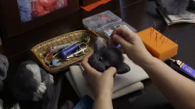 Хотите сделать пушистого серого котенка? Мастер класс по сухому валянию. смотреть онлайн