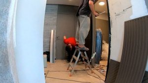 Фрезерованные фасады в шкафу и необычные стеновые панели