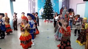 Новогодний вход  подготовительная группа "Замела метелица город мой"