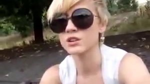 Умная девушка хочет отсосать!