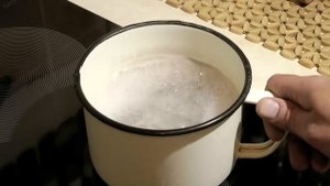 Стойкая, уловистая насадка из чёрного хлеба.