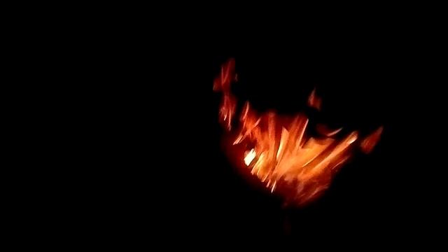 Бухой, жгу костер, под дождем смотреть онлайн