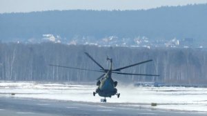 Военный вертолет на взлетной полосе аэропорта, взлет вертолета