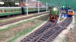 Тепловоз ТЭМ1 и грузовые крытые вагоны серии 11-066.