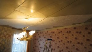 Укладка пенопластовой плитки на потолок
