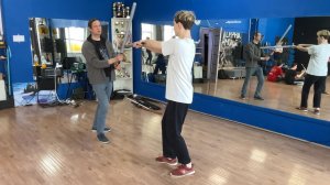 Урок фехтования катаной. Кендзюцу.  Упражнение повторная атака переносом в другой сектор