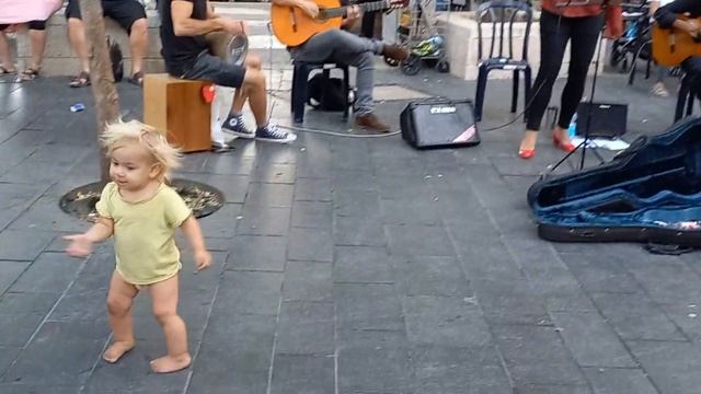 2. Кто играет!?Похоже на Испанские песни? смотреть онлайн