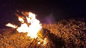 Звуки Ночи на берегу Черного Моря: Сверчки, Шум Волн и Треск Костра.