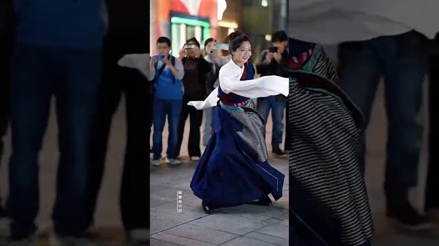 Long sleeved version of the popular Tibetan dance "Praise for Xiaquka"