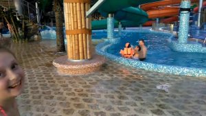 взгляд изнутри аквапарка Питерлэнд PITERLAND AQUA-SPA