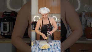 Cooking show. Cheese for pizza. Naturist kitchen. Mila naturist.