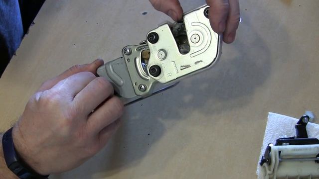 PAJERO IV устройство замка 5-й двери. Смазка и ревизия. смотреть онлайн