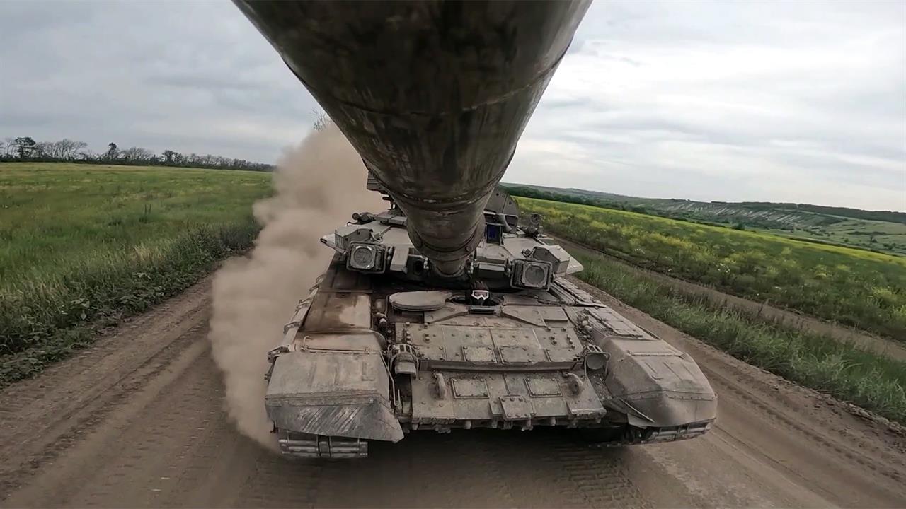 В Луганской народной республике по позициям противника бьют танки Т-90