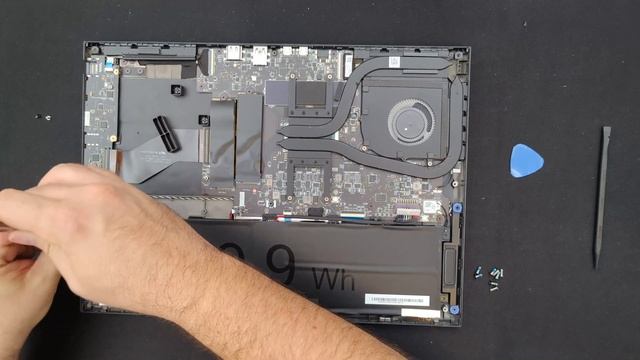 MSI Prestige 16 AI Evo B1MG - DISASSEMBLY AND UPGRADE OPTIONS смотреть онлайн