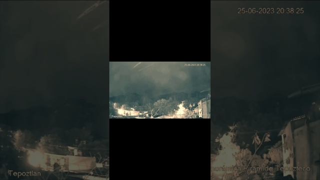 Камера показывает таинственный летающий объект, летящий на очень высокой скорости над домами смотреть онлайн