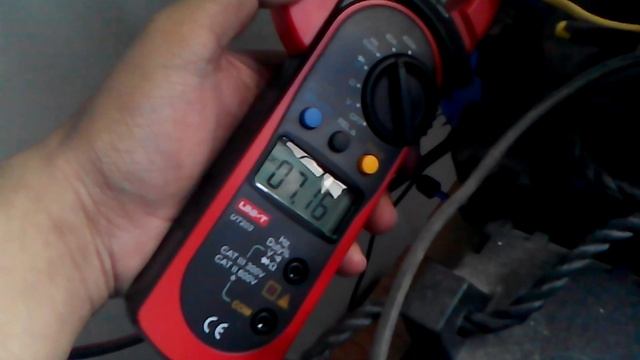 Measuring the current of solar panels using UNI-T UT203 смотреть онлайн