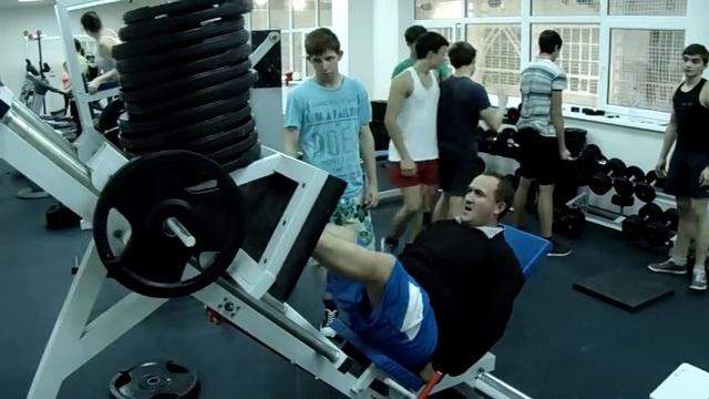 Сагдеев Данис. Жим ногами 280 кг * 10 смотреть онлайн