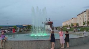 Фонтаны с подсветкой. Бульвар Героев Отечества. Саратов, 20 июня 2022.