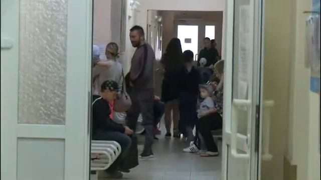 Детская колясочная, укрывающая от дождя, появилась у поликлиники № 4 Вологды смотреть онлайн