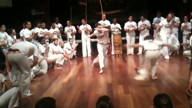 Abadá Capoeira Barcelona - Batizado 2010 - Troca de corda Laranja Azul - São Bento смотреть онлайн