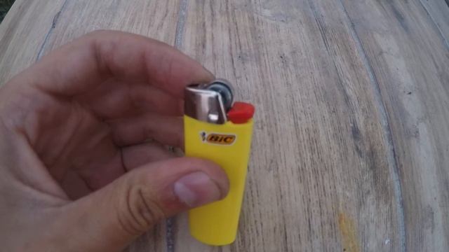 Зажигалка с защитой от детей! Щиток над колесиком! смотреть онлайн