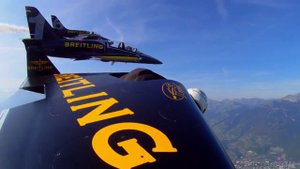 Jetman (Ив Росси) летают с Breitling (Jet Team) над Гранд-Каньоном