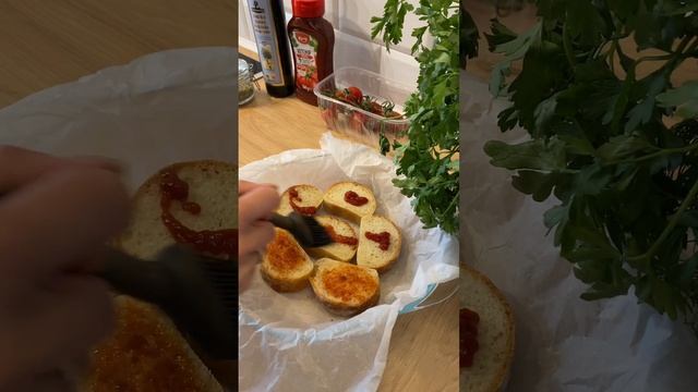 Мини-пиццы на Багете с Моцареллой и Черри: Быстрый и Вкусный Способ Насладиться Пиццей!