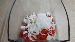 Салат с брынзой и помидорами.